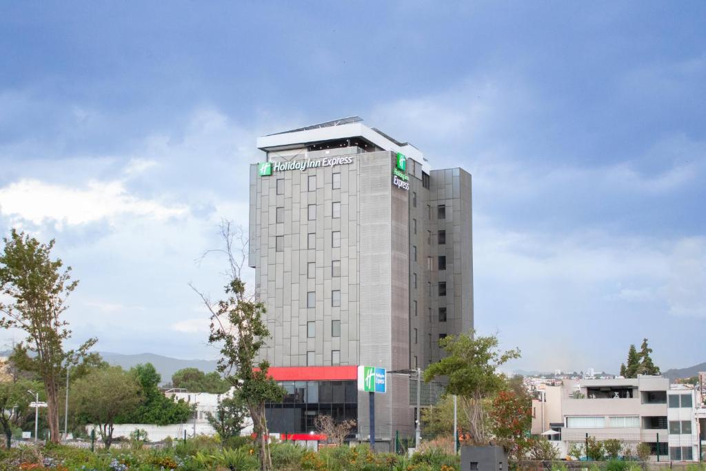 墨西哥城Holiday Inn Express Mexico City Satelite, an IHG Hotel的上面有标志的建筑