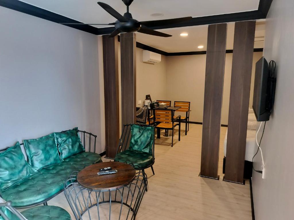 淡马鲁Perry Barr La Ganta Residence的客厅配有沙发和桌子