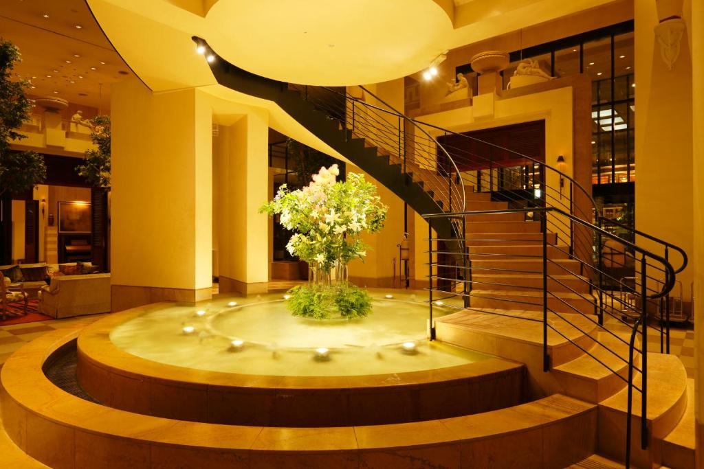 金泽金泽日航酒店的大堂设有楼梯和花瓶