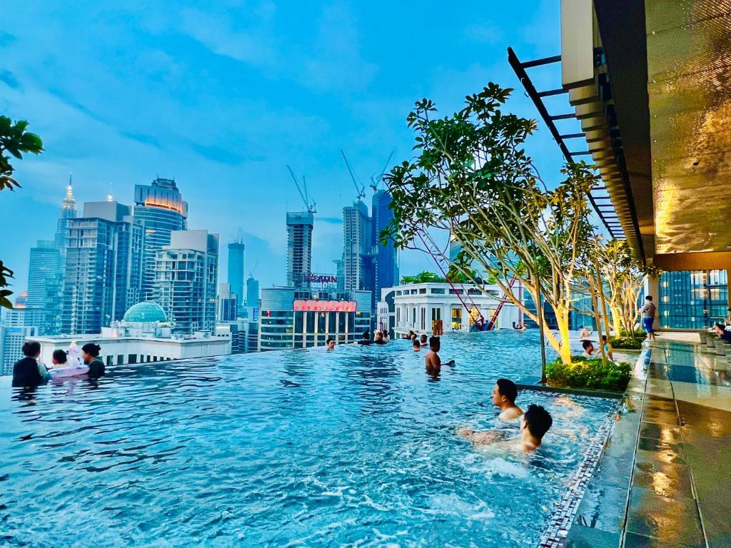 吉隆坡AXON Suites Bukit Bintang By Sky Pool的一座城市天际线的游泳池