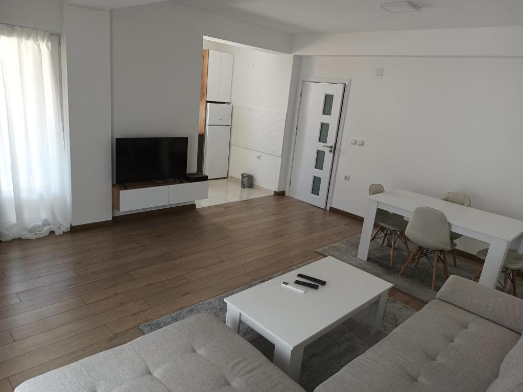 斯特鲁米察Grand Apartments Strumica的客厅配有沙发和桌子