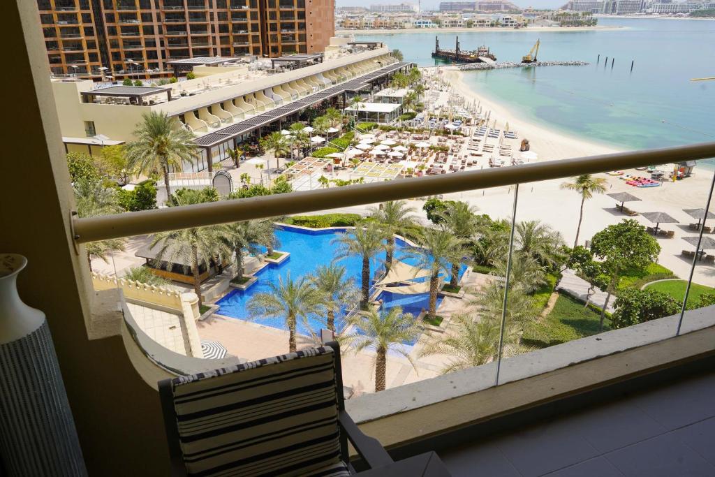 迪拜Royal Club By RVHR, Palm Jumeirah的酒店的客房可欣赏到海滩美景。