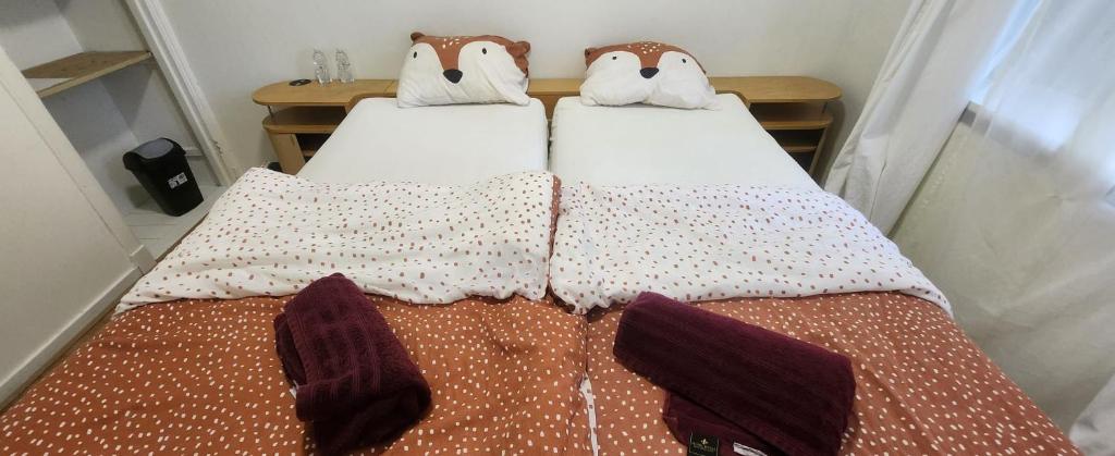 海牙2de double bed room的床上有2个枕头
