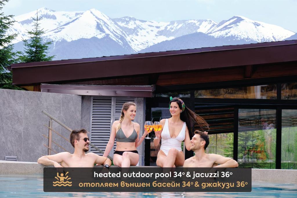 班斯科SPA Resort St Ivan Rilski - Halfboard & All Inclusive的一群人坐在游泳池里