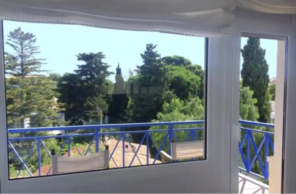 卡达克斯Apartamento renovado en Cadaqués的享有教堂景致的阳台窗户