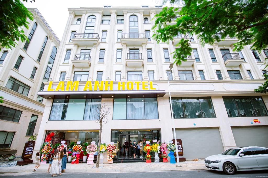 Hà ÐôngLam Anh Hotel Him Lam Vạn Phúc Hà Đông的一座建筑,里面有很多人