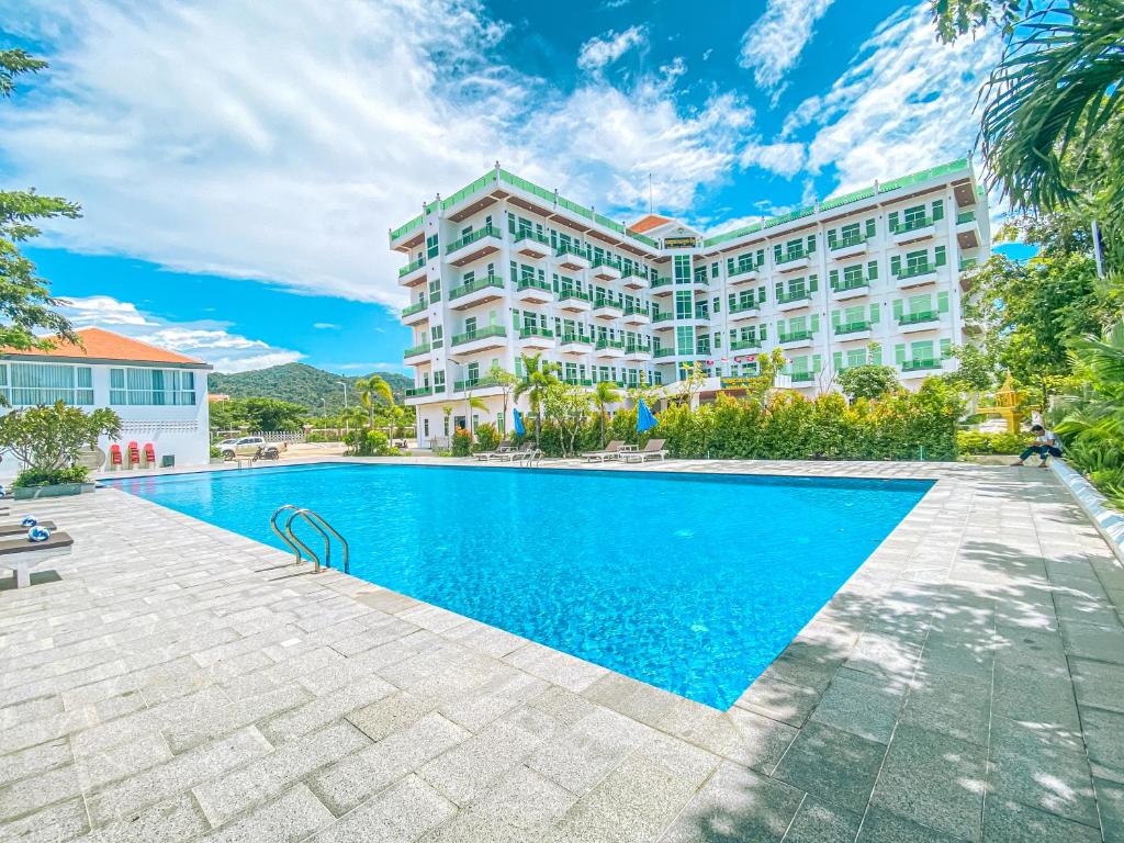 白马市Sangkahak Mith Hotel的大楼前设有游泳池的酒店