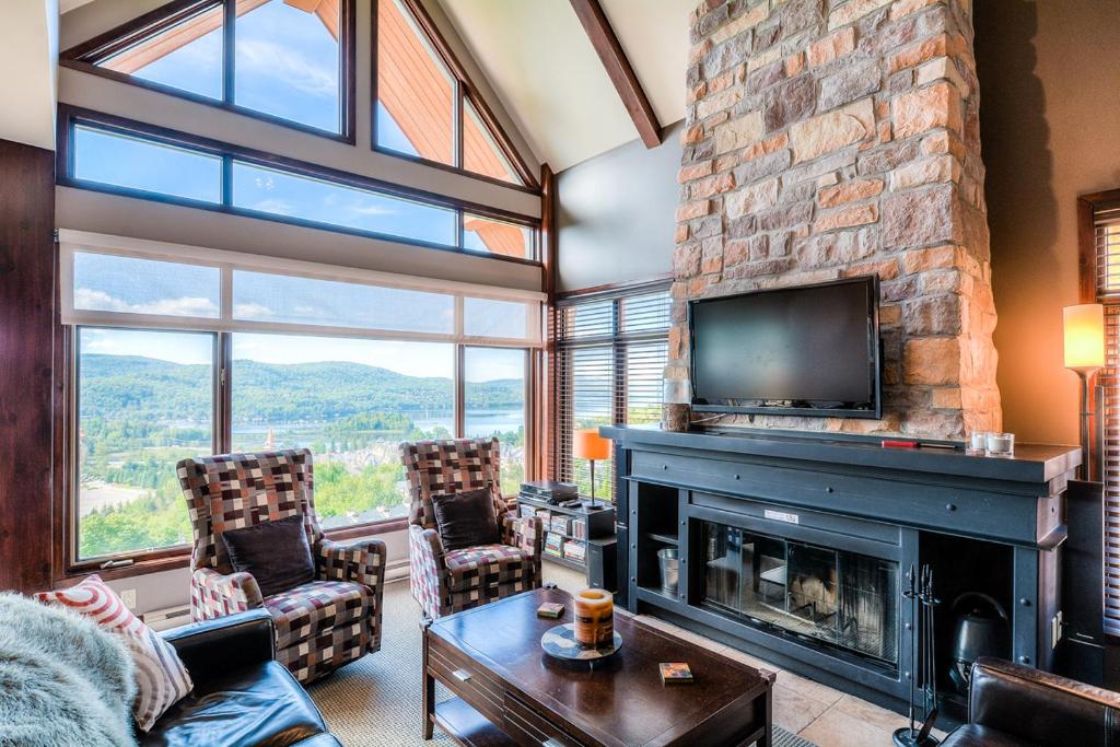 蒙特朗布朗Luxurious Altitude Ski-in/Ski-out的客厅设有壁炉和电视。