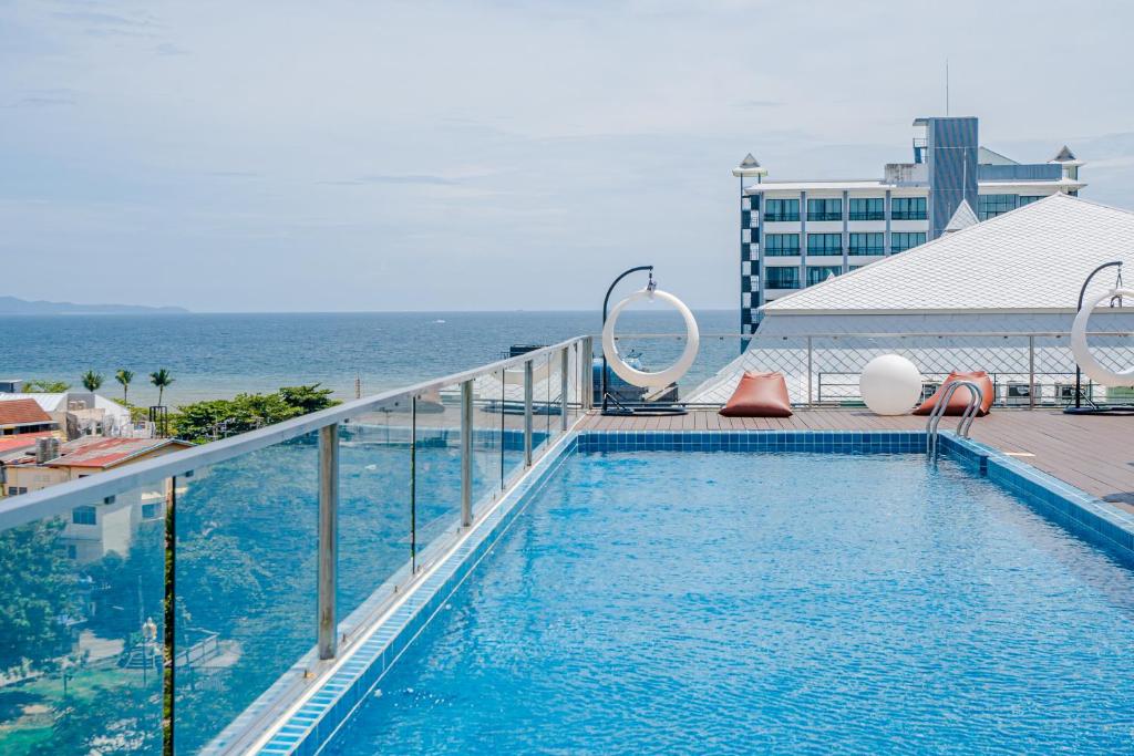 乔木提恩海滩HT9 Hotel的一座位于一座海洋建筑顶部的游泳池