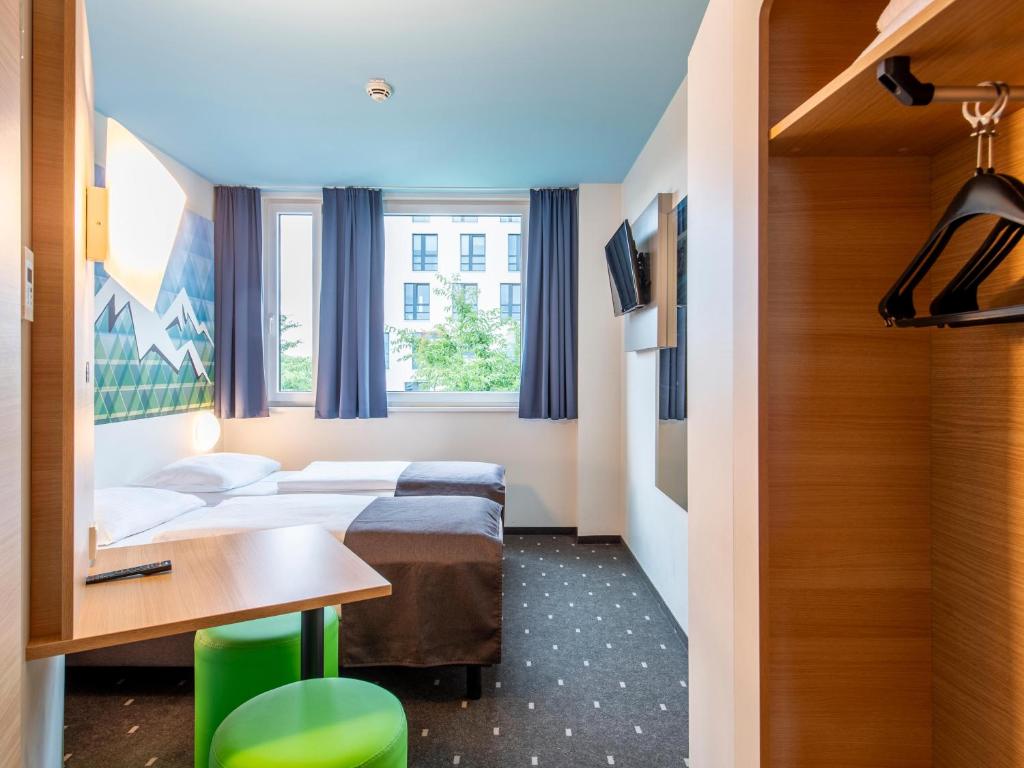 罗森海姆罗森海姆酒店的酒店客房设有两张床和一张桌子。