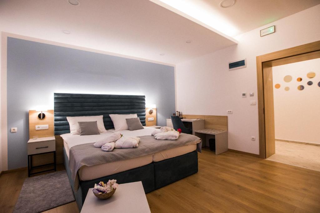 奥古林Klečka vila B&B rooms的一间卧室配有一张大床,里面放着两只动物