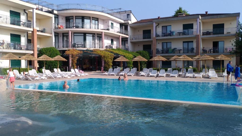 佩斯基耶拉德加达海王星公寓酒店 的酒店前的游泳池