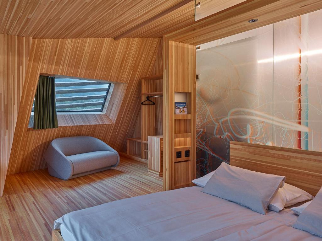 雷金根Hotel Glocke的卧室配有床、椅子和窗户。