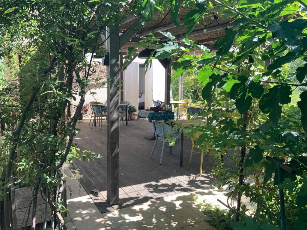 马赛GinKgo的庭院配有桌椅和树木