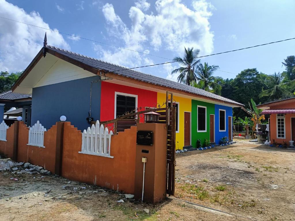 Kota BharuThe Marak Village KB - Mini Homestay的一座色彩缤纷的房屋,前面设有围栏