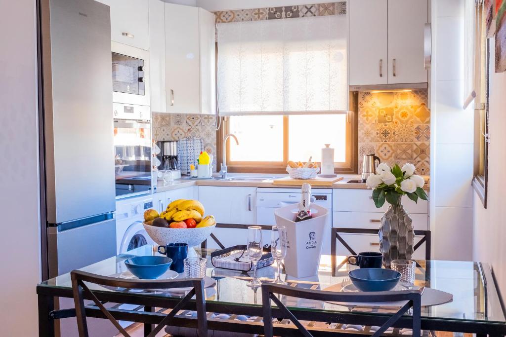 阿布里斯ViVaTenerife - Cosy and elegant flat in Los Abrigos的厨房配有带一碗水果的桌子
