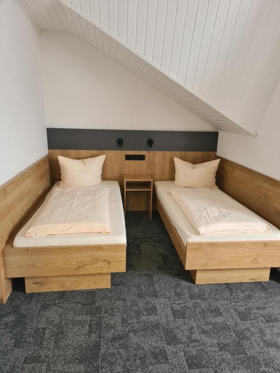 罗德高Gästehaus Weber的带2张单人床的阁楼客房