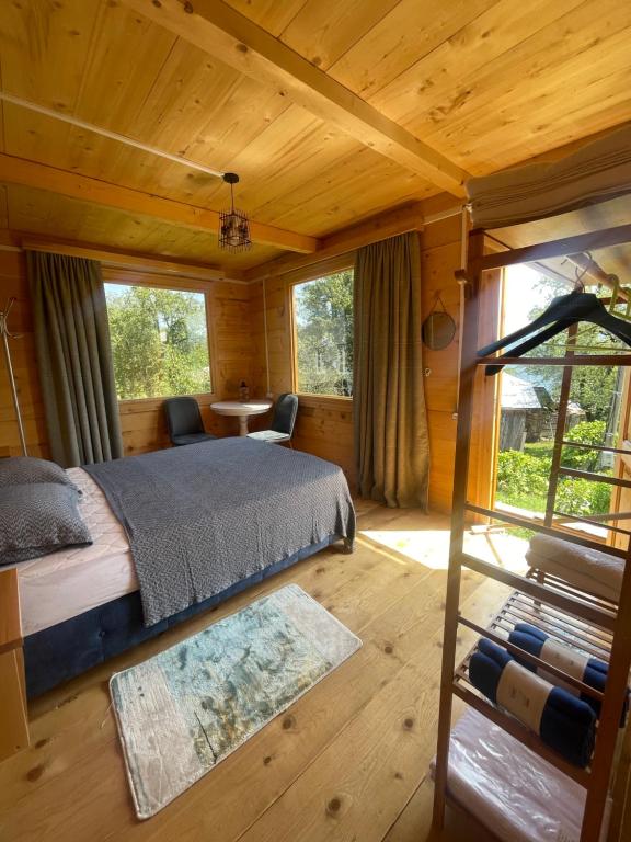 KhuloHouse in The Mountains的小木屋内一间卧室,配有一张床