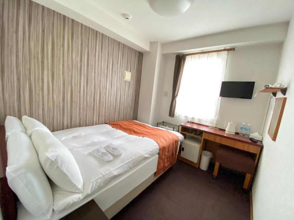 东京WEB Hotel Tokyo Asakusabashi / Vacation STAY 8771的配有一张床和一张书桌的酒店客房