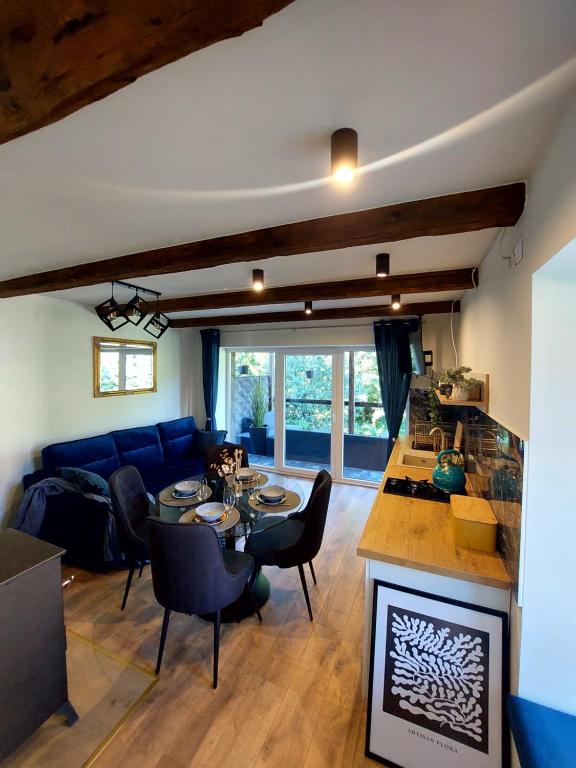 Apartament Graal Roztocza的客厅配有蓝色的沙发和桌子