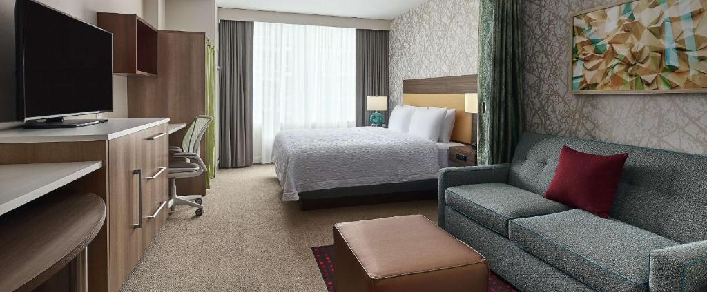 芝加哥芝加哥麦考密克广场希尔顿欣庭套房酒店 的酒店客房设有一张沙发和一张床