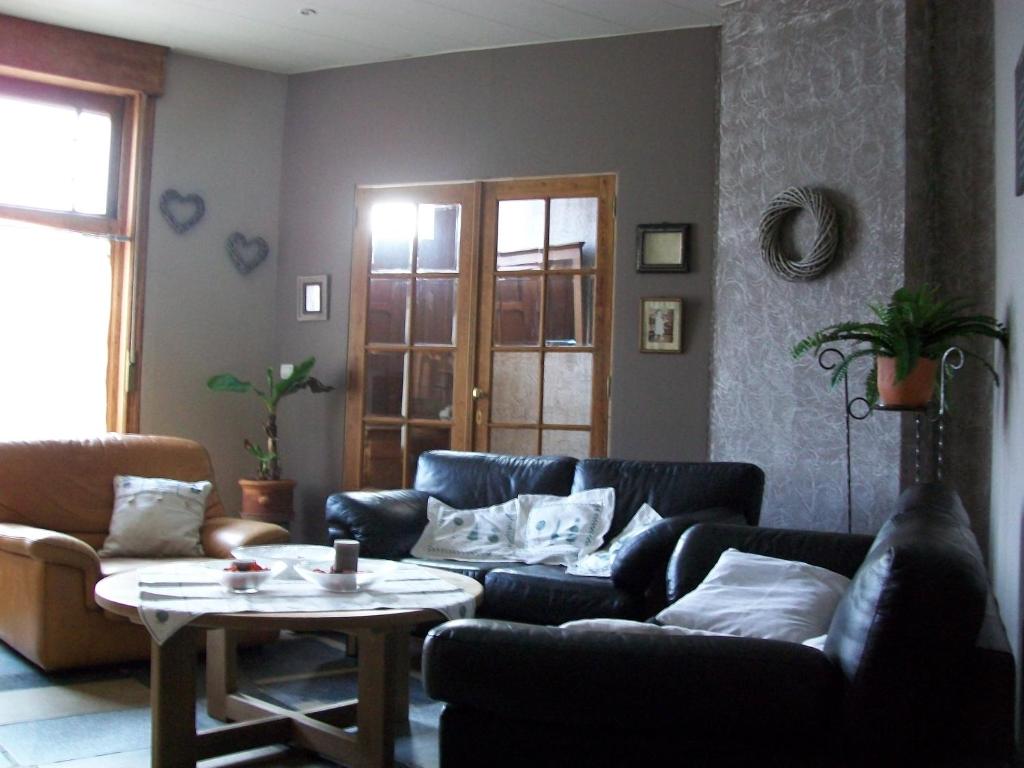 克勒伊斯贝尔亨Boskanthuisje的客厅配有沙发和桌子