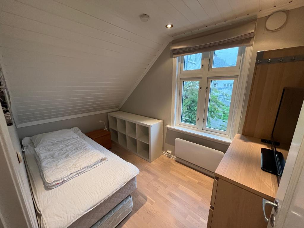 莫吕Måløy City Center - Château Kvalheim的小房间设有床和2个窗户