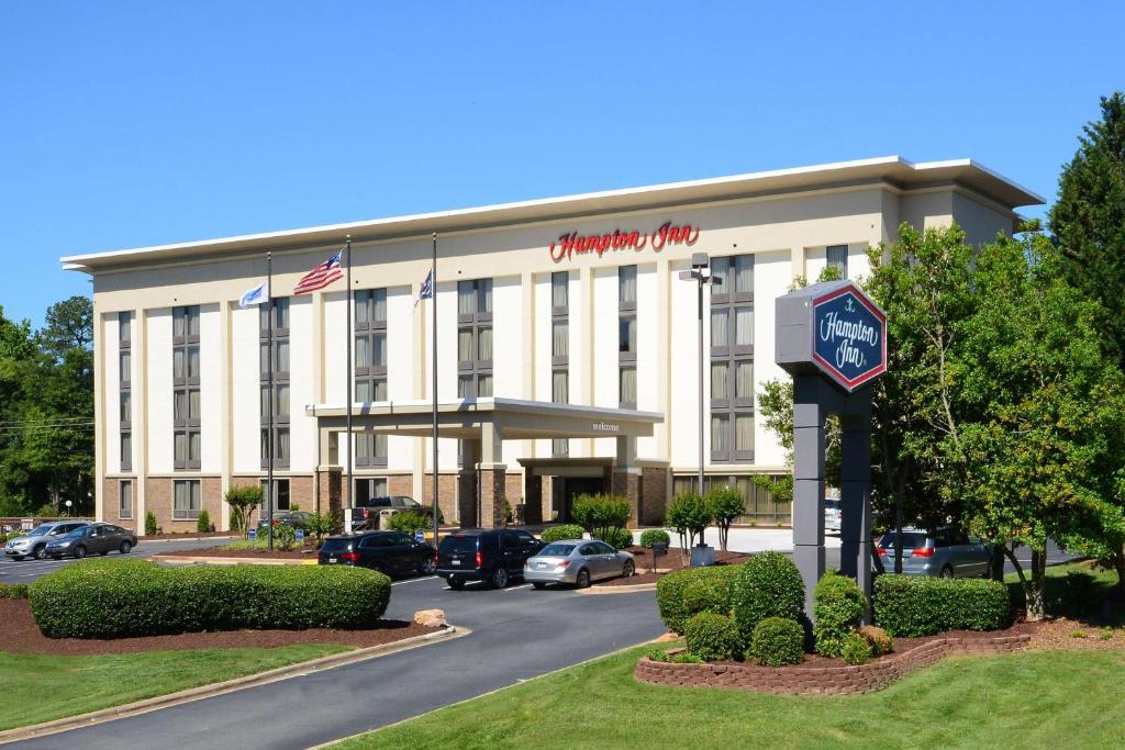 科尼利厄斯Hampton Inn Charlotte North Lake Norman的一座酒店大楼,前面有一个钟