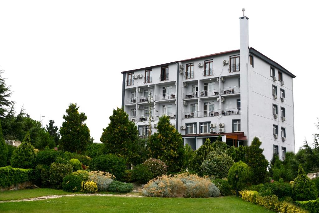 图兹拉Sahil Hotel Pendik的前面有花园的白色建筑