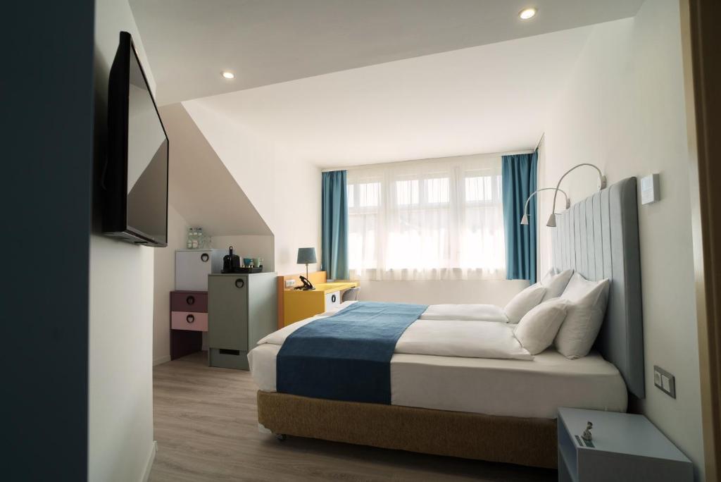 索普隆Hotel Civitas的一间卧室配有一张床和一台电视