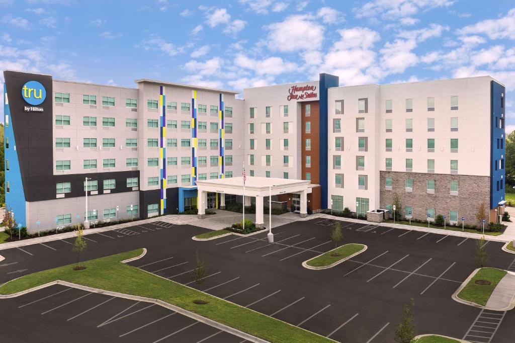 夏洛特Hampton Inn & Suites Charlotte Airport Lake Pointe的酒店前面的一个空停车位