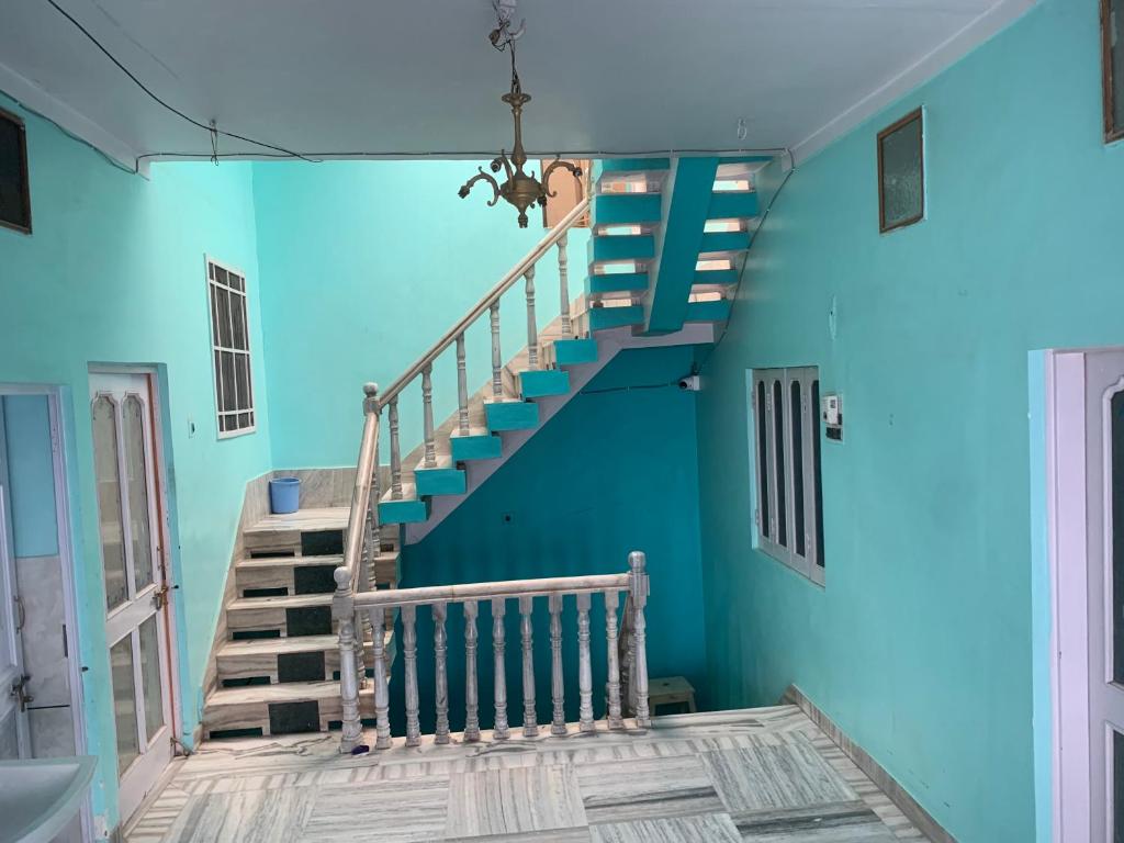 比卡内尔MOON HAVELI的拥有蓝色墙壁的房间的楼梯