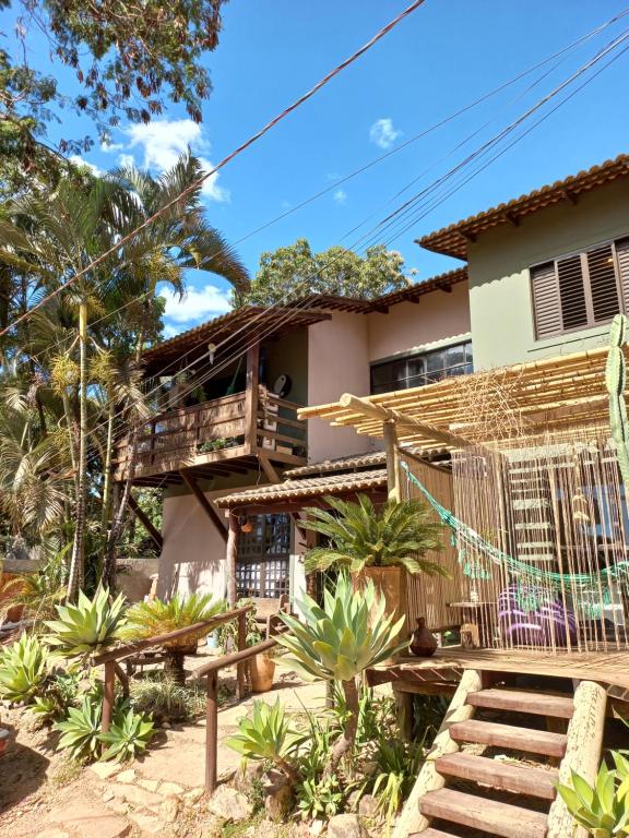 圣若热岛Pousada Mundo Dha Lua的前面设有阳台的房子
