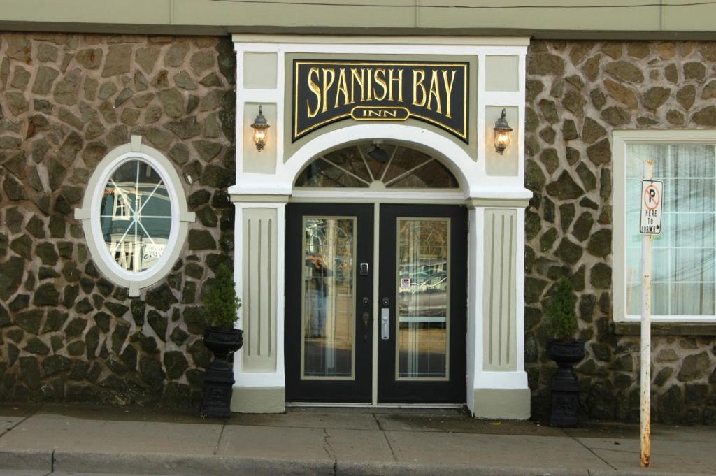 悉尼Spanish Bay Inn, CANADA的西班牙日间商店前的标志