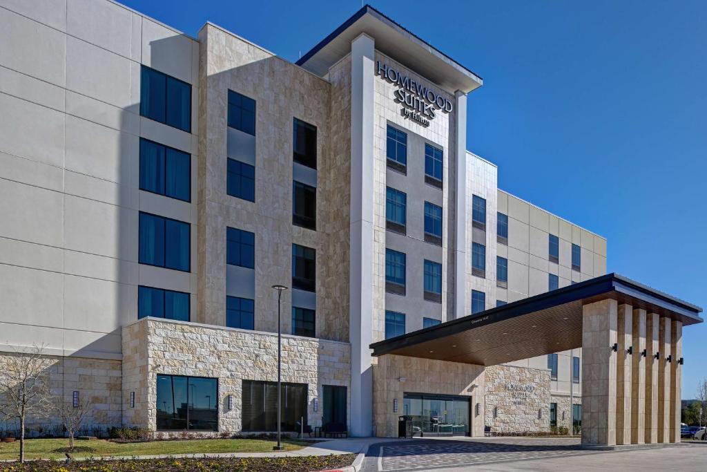 本殖民地Homewood Suites by Hilton Dallas The Colony的建筑物前部的 ⁇ 染