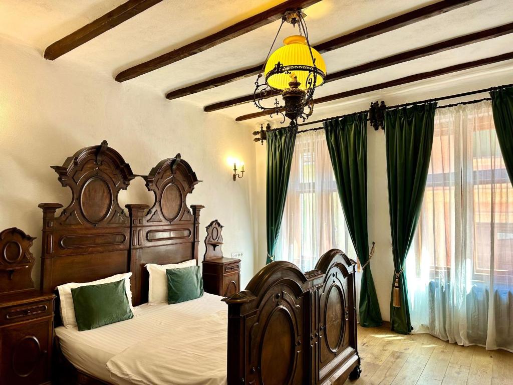 锡吉什瓦拉The Throne Boutique Hotel的一间卧室配有两张床和吊灯。