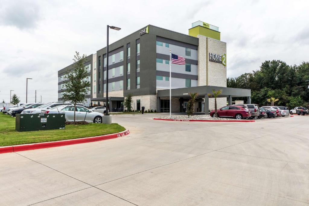 罗阿诺克Home2 Suites By Hilton Fort Worth Northlake的停车场内有车辆的建筑物