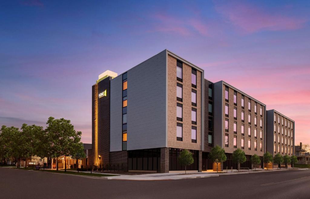 德梅因Home2 Suites by Hilton Des Moines at Drake University的建筑的建筑 ⁇ 染