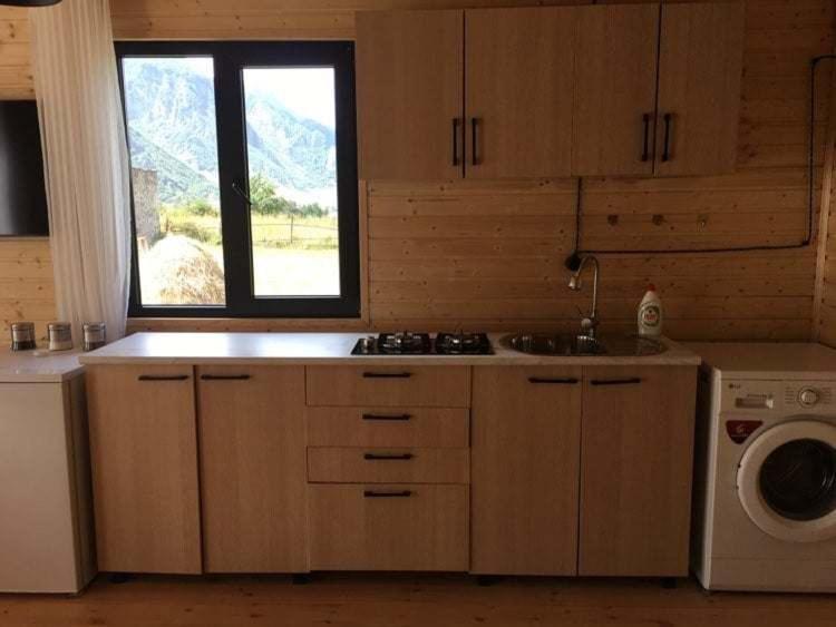 SioniCottage Mzispira/Cottage sunny side的厨房设有水槽、窗户和炉灶。
