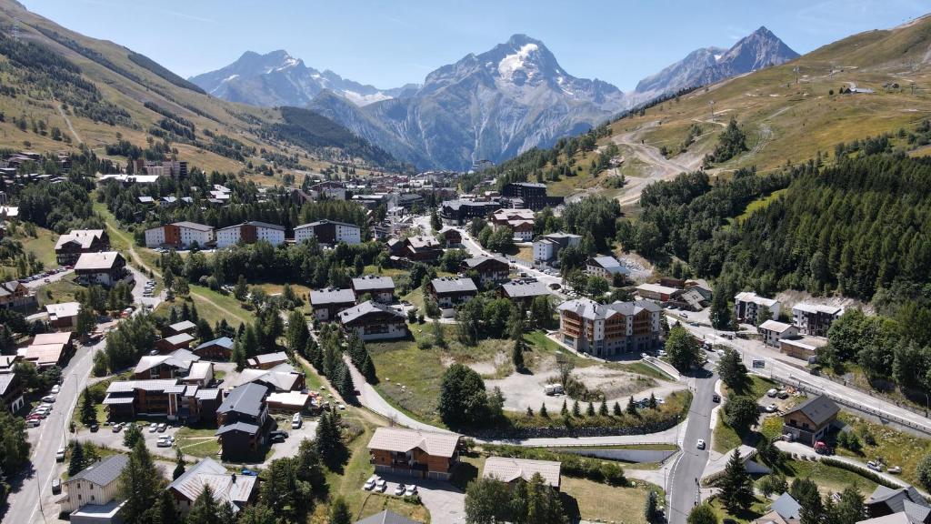 莱德萨阿尔卑斯Boost Your Immo Arc En Ciel C Les Deux Alpes 757的享有山脉村庄的空中景致