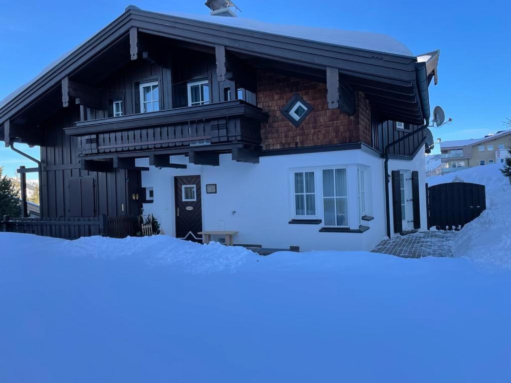 克里姆尔Brandner Astn的前面有雪的房子