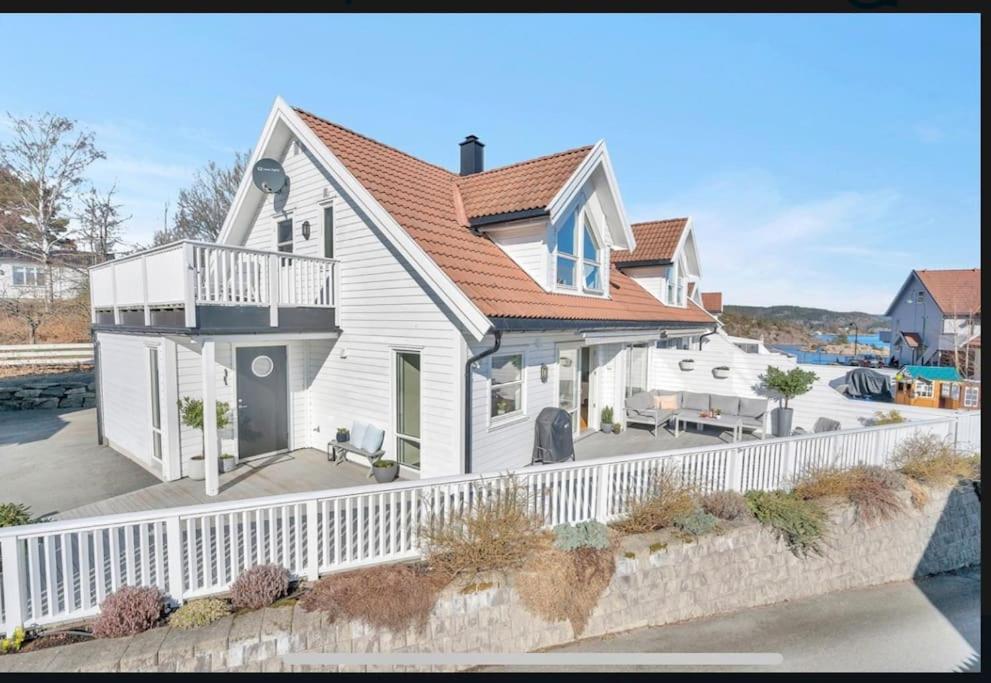 克里斯蒂安桑Nydelig hus med utsikt的白色的房子,有白色的围栏