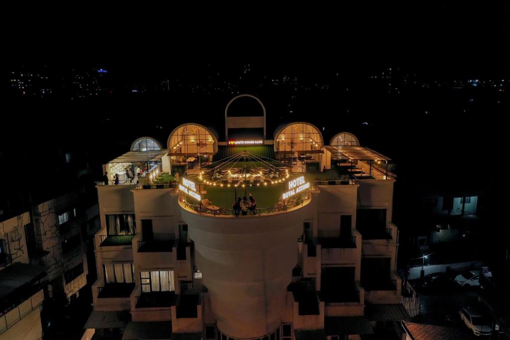 苏拉特Hotel Royal Accord的一座在晚上有灯的大建筑