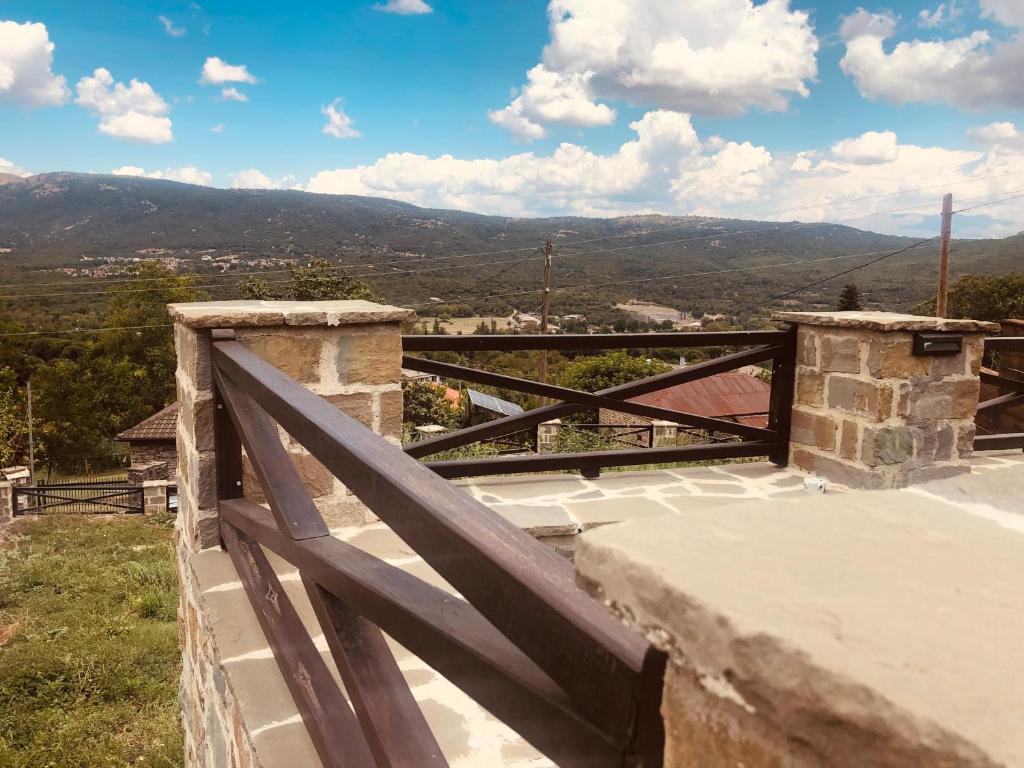 约阿尼纳Villa Vakalis的阳台享有带木栏杆的房屋的景致。