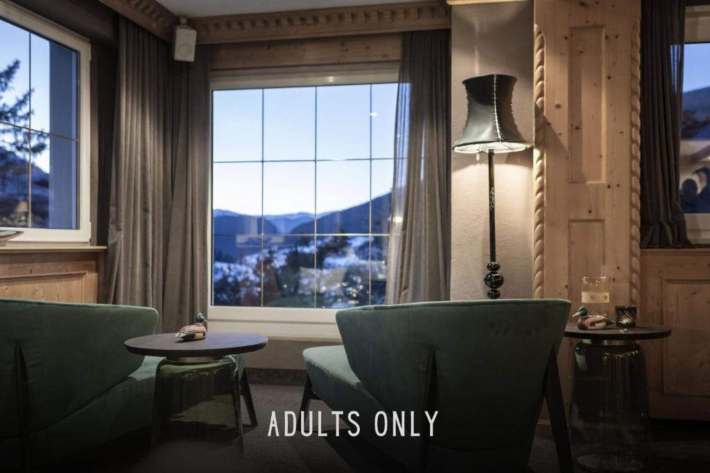 奥蒂塞伊哈特曼木屋酒店 - 仅限成人的客房设有带椅子和灯的窗户。