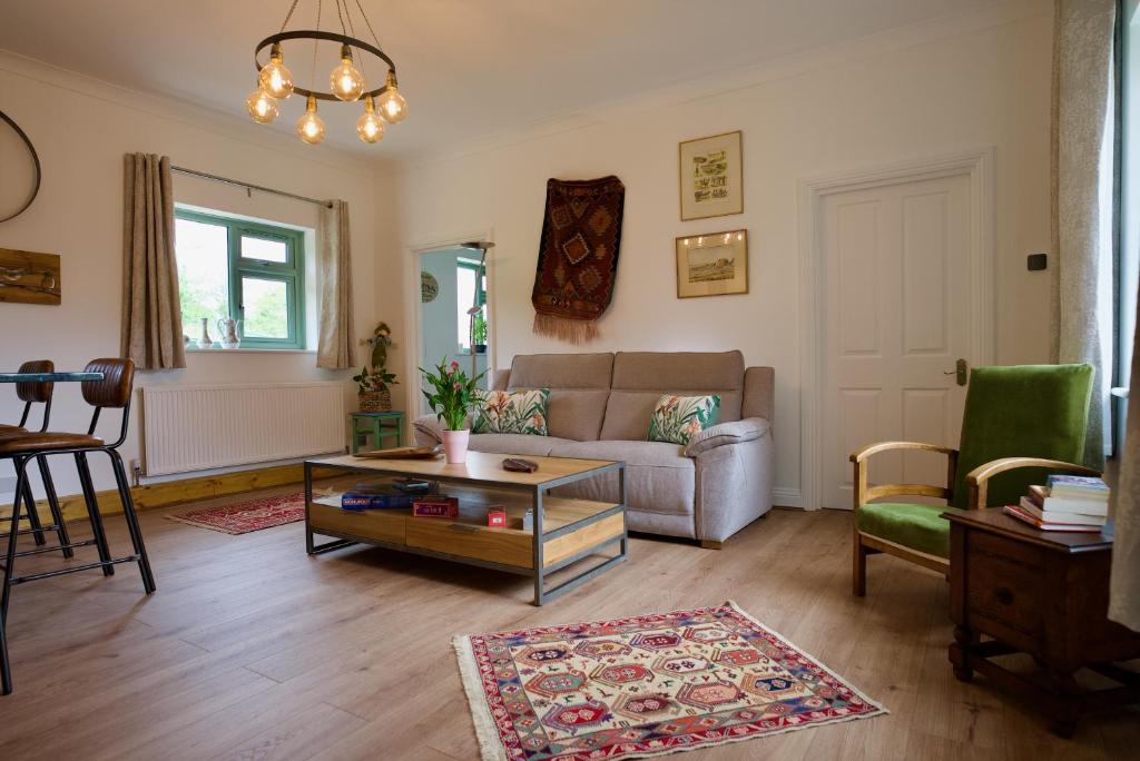 WiggintonTring Grange Cottage的客厅配有沙发和桌子