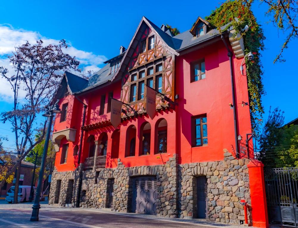 圣地亚哥Hotel Boutique Castillo Rojo的街上的红色建筑
