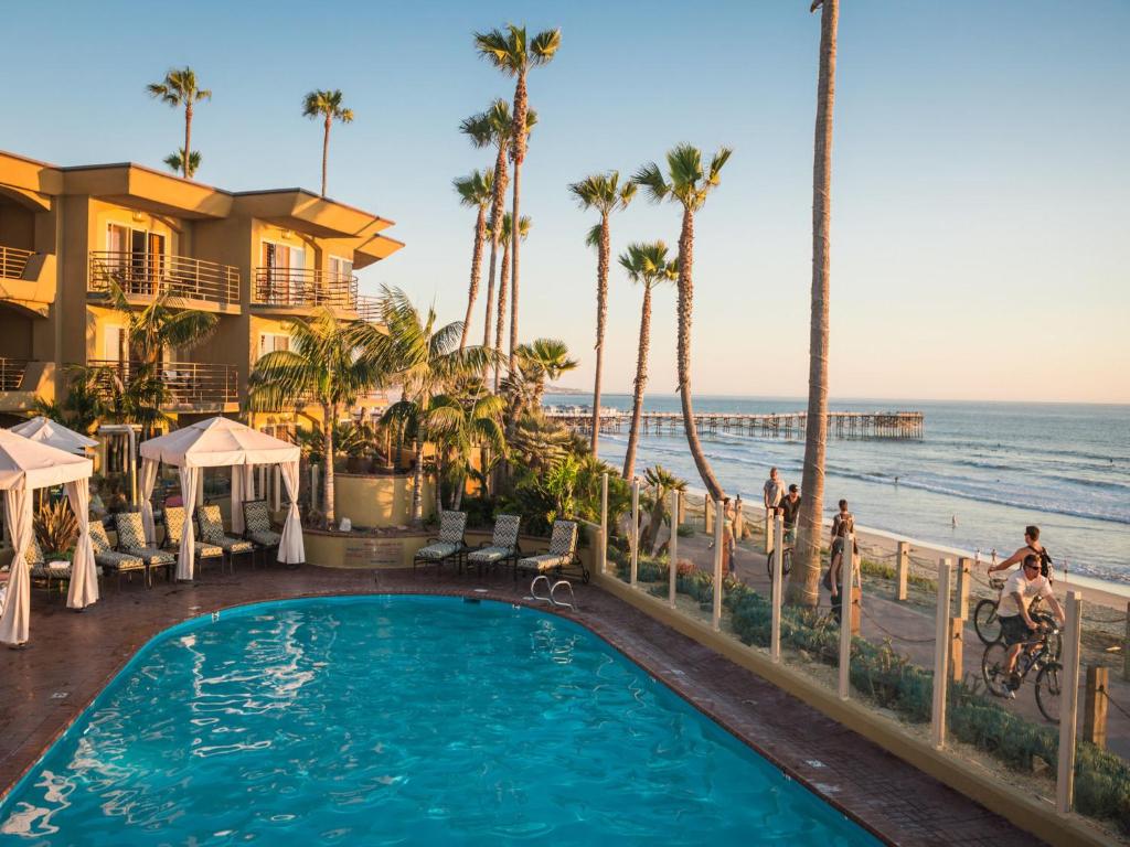 圣地亚哥太平洋露台酒店 的一座位于海滨度假胜地的游泳池