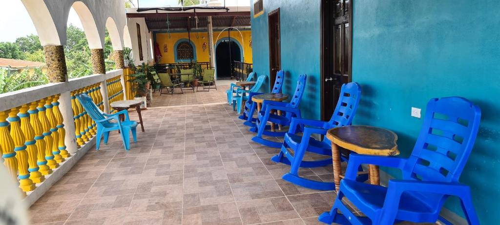 莫约加尔帕Hostal Siero的阳台上的一排蓝色的椅子和桌子