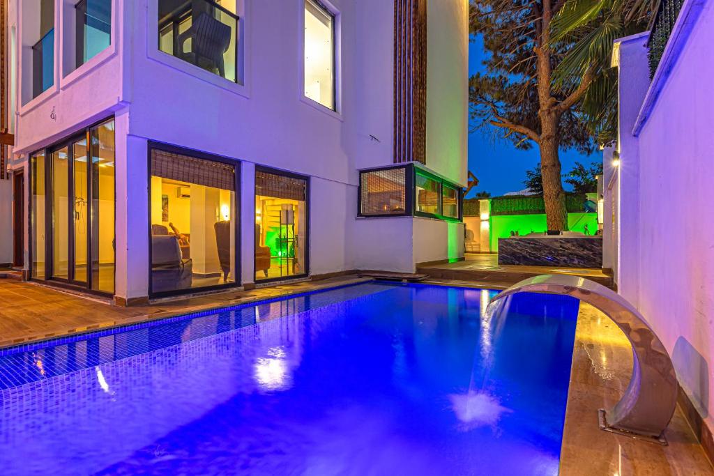 贝莱克Private & Secluded Luxury Villa Casa Pura Vida的房屋前的游泳池